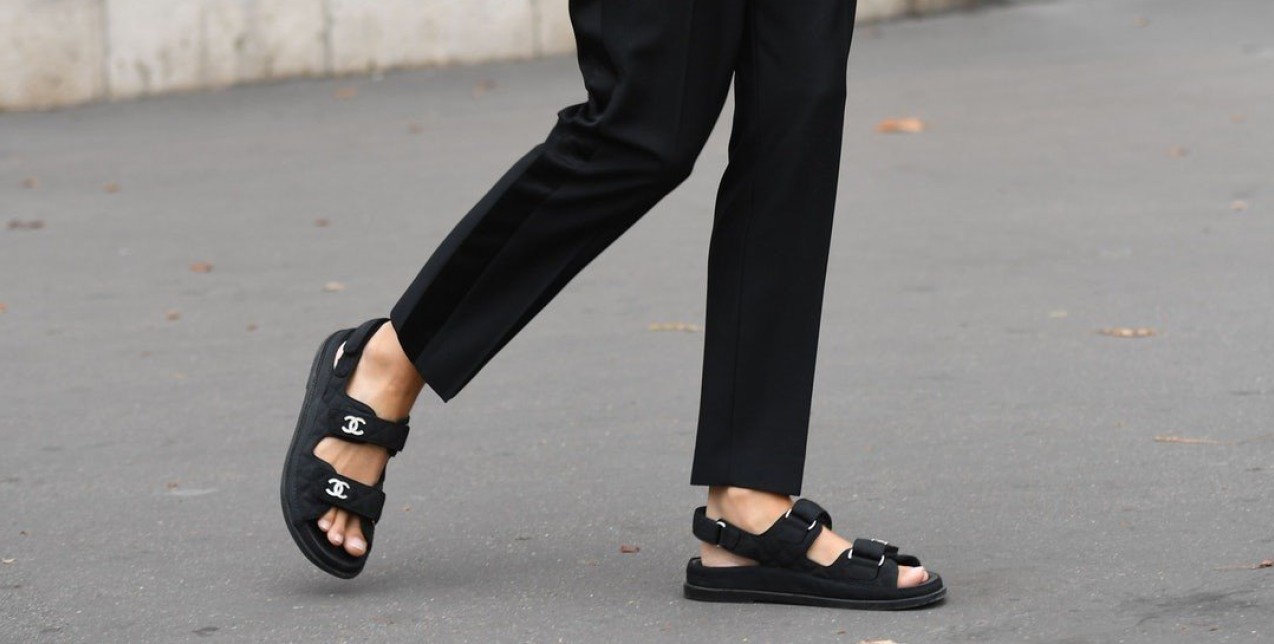 Tα πιο hot μαύρα σανδάλια του φετινού καλοκαιριού 
