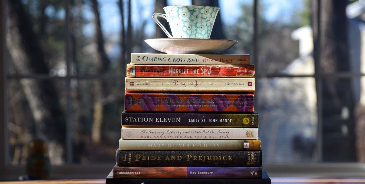 Συναρπαστικά βιβλία για την παραλία που θα σας ταξιδέψουν μέσα από τις σελίδες τους