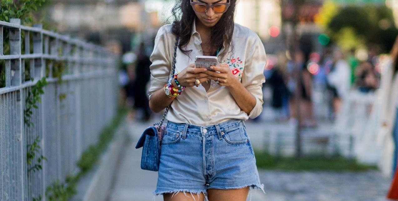 Τα τζιν σορτς που θα αναδείξουν τα πόδια σας στις day to night εμφανίσεις σας 