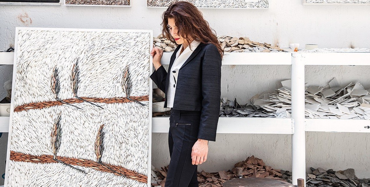 H πολυπράγμων καλλιτέχνης Εύα Παπαδοπούλου μάς υποδέχεται στο ατελιέ της και μιλάει για την τέχνη της