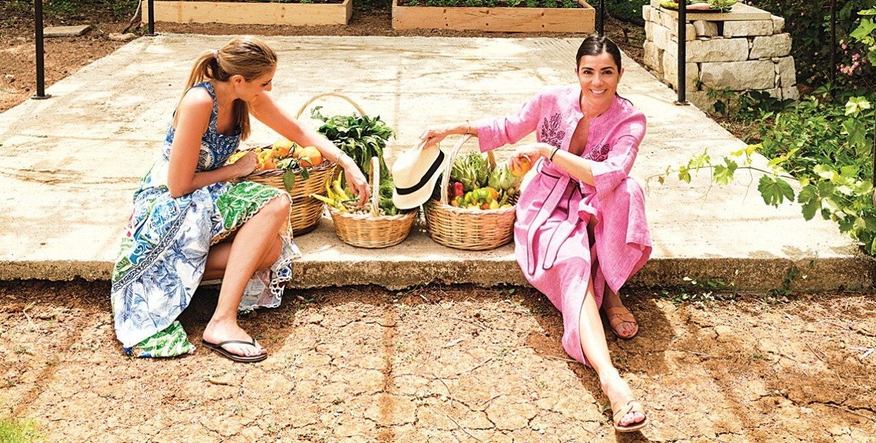 H Αγάπη και η Κωστάντζα Σμπώκου μάς υποδέχονται στο eco-friendly πολυτελές resort τους, Cretan Malia Park, στην Κρήτη