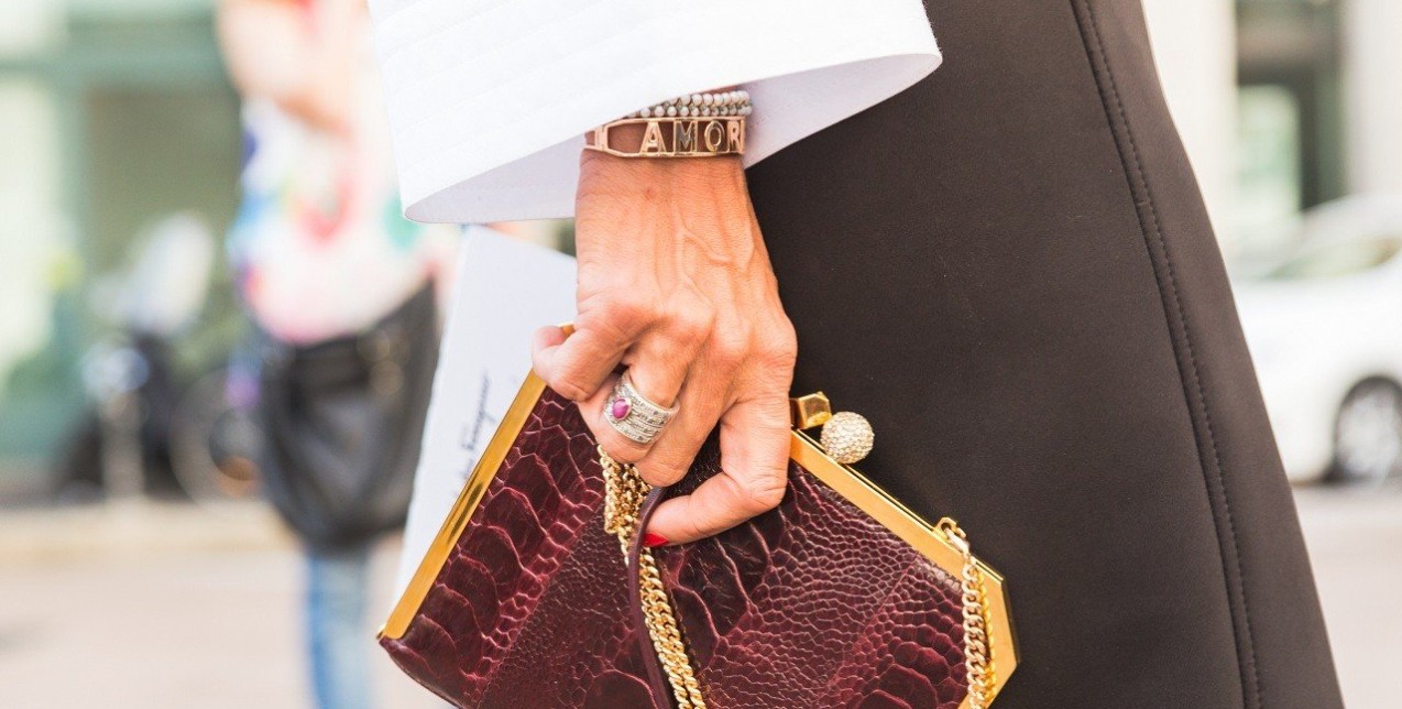 Αυτό το χρώμα στα νύχια θα αναδείξει την ηλιοκαμένη σας επιδερμίδα 