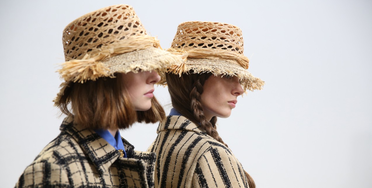 Tα ψάθινα καπέλα που φορούν οι fashionistas αυτό το καλοκαίρι 