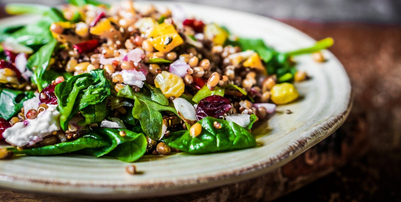 Σαλάτες με λίγες θερμίδες για τα καθημερινά σας lunch breaks 