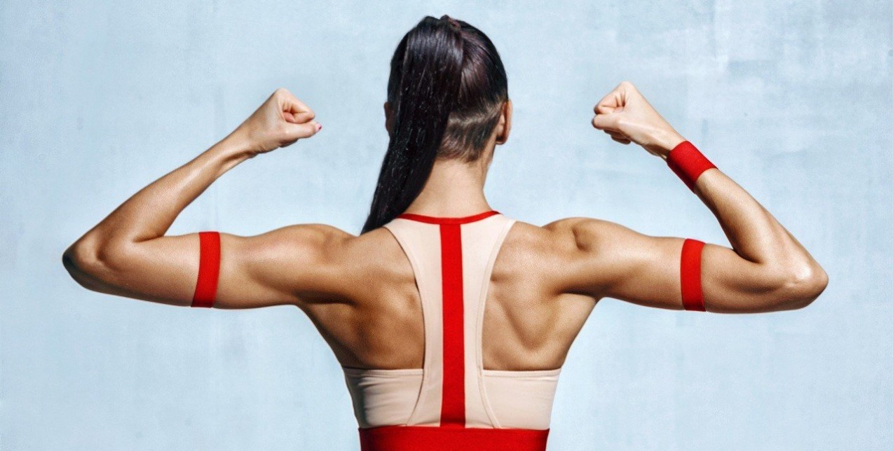 Let's get fit: 6 ασκήσεις για ενδυνάμωση χεριών και πλάτης χωρίς βάρη