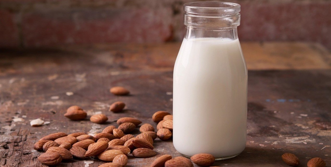 Φτιάξτε μόνες σας στο σπίτι γάλα αμυγδάλου