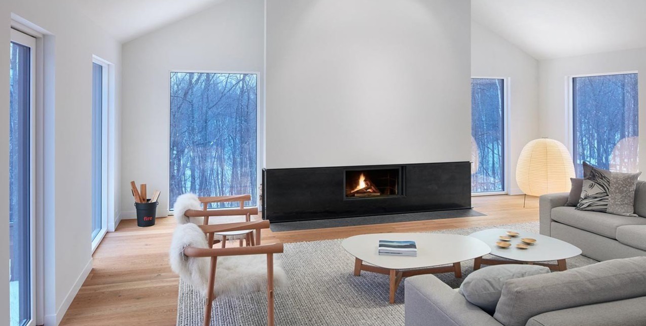 Το ολόλευκο, αφαιρετικό Alta chalet είναι υπόδειγμα σύγχρονης αισθητικής 