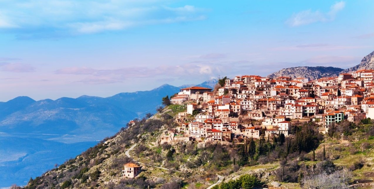 Η travel blogger Τίτη Βελοπούλου αποκαλύπτει τα μυστικά της Αράχωβας 