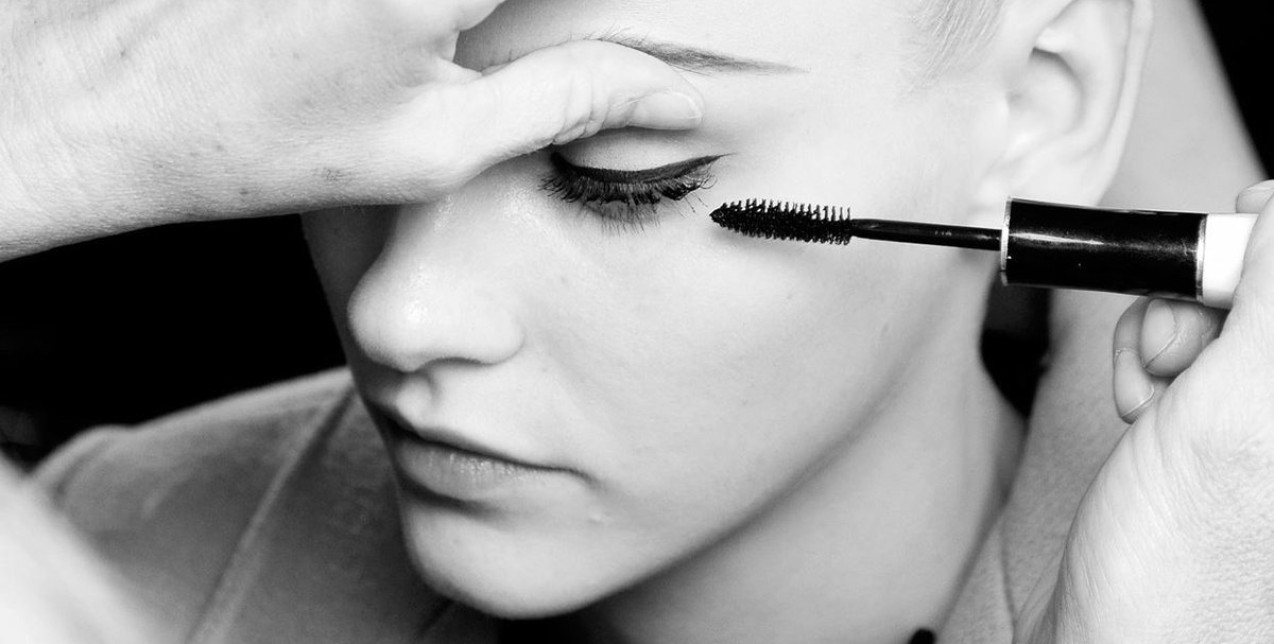 Αφαιρέστε την αδιάβροχη μάσκαρα πανεύκολα με μία κίνηση 