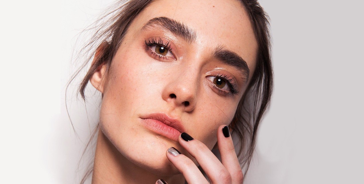 Λιπαρά βλέφαρα: Η έξυπνη λύση για να κρατήσει η σκιά όλη μέρα 