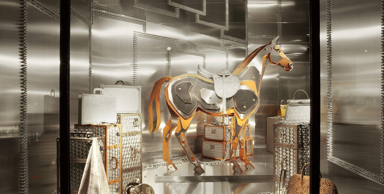 Ο ονειρικός κόσμος με τις βιτρίνες της Leila Menchari γίνεται έκθεση από τον oίκο Hermès 