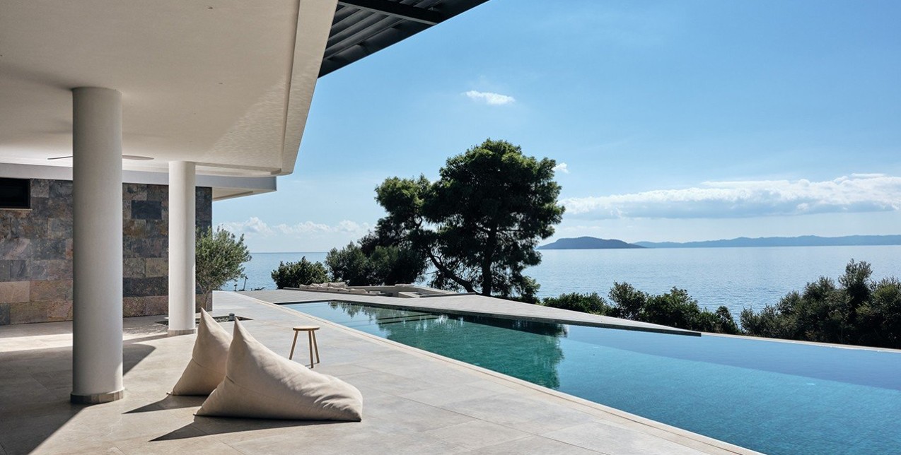 Μια εντυπωσιακή luxury βίλα στη Λαγόμανδρα Σιθωνίας είναι ένα ονειρικό καλοκαιρινό καταφύγιο 