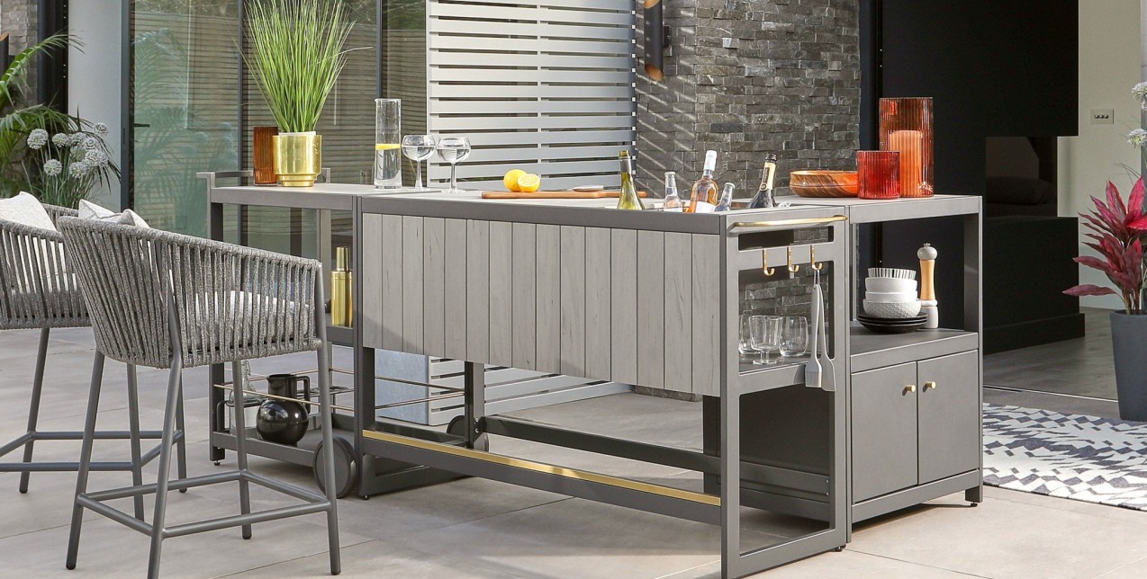 Πώς να δημιουργήσετε ένα stylish mini bar στο μπαλκόνι ή τον κήπο σας