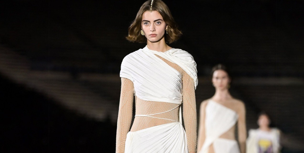 Πολυτέλεια χρυσού & all time classic πέρλες: Tα iconic beauty looks που ξεχώρισαν από το Dior Cruise show 2022 στην Αθήνα