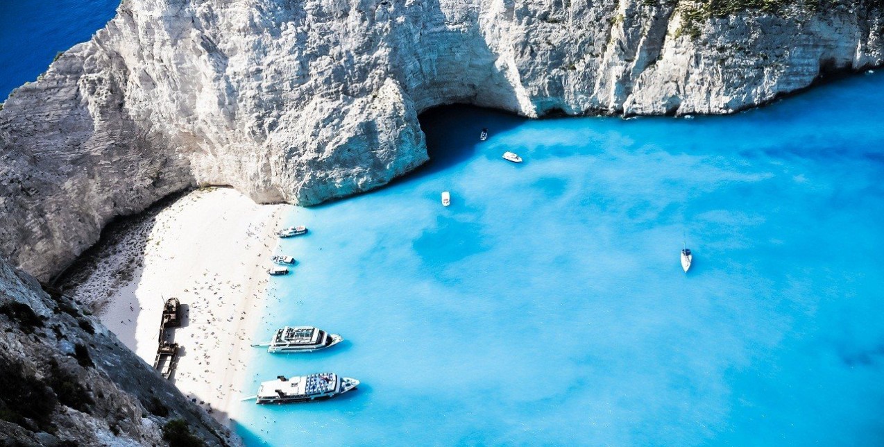 9 επώνυμοι travel aficionados μοιράζονται μαζί μας τον μυστικό τους καλοκαιρινό παράδεισο