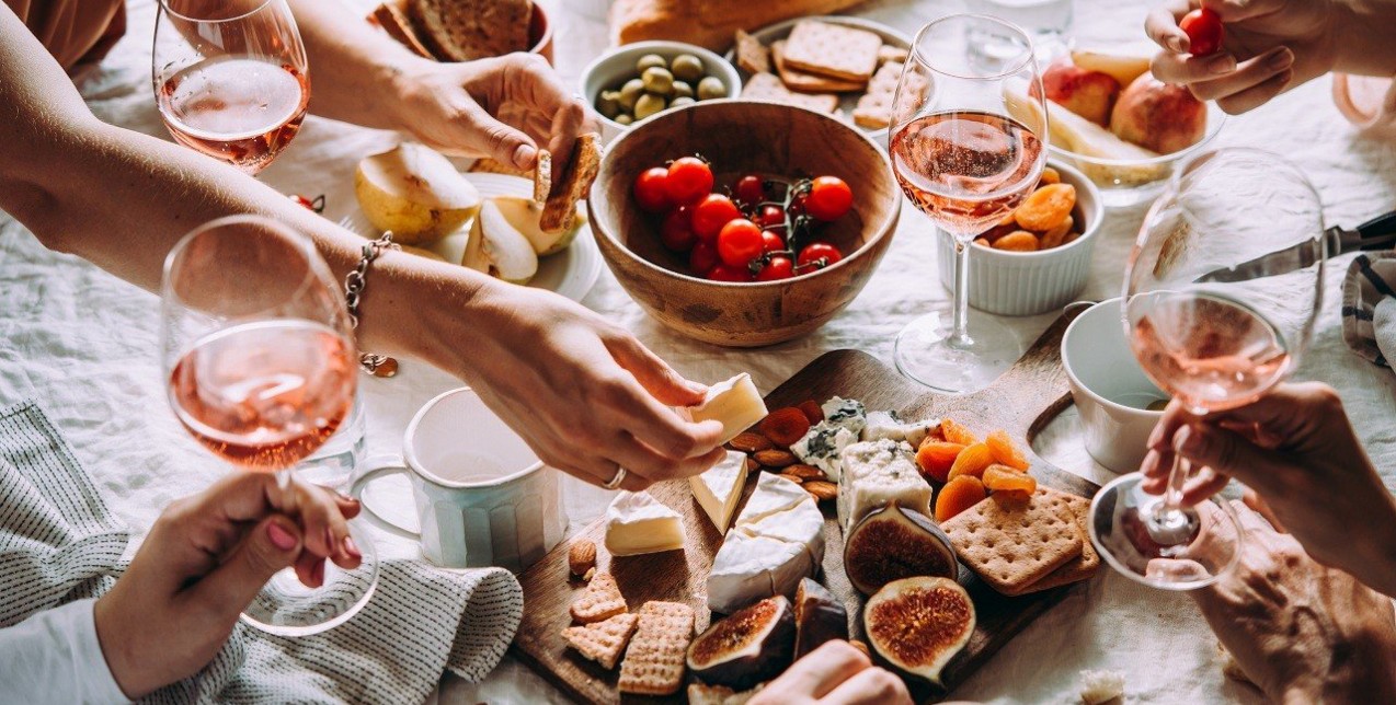 Rosé Wines: Μεθυστικά αρώματα από τα καλύτερα ροζέ ελληνικά κρασιά αλλά και πώς να πετύχετε το τέλειο pairing 