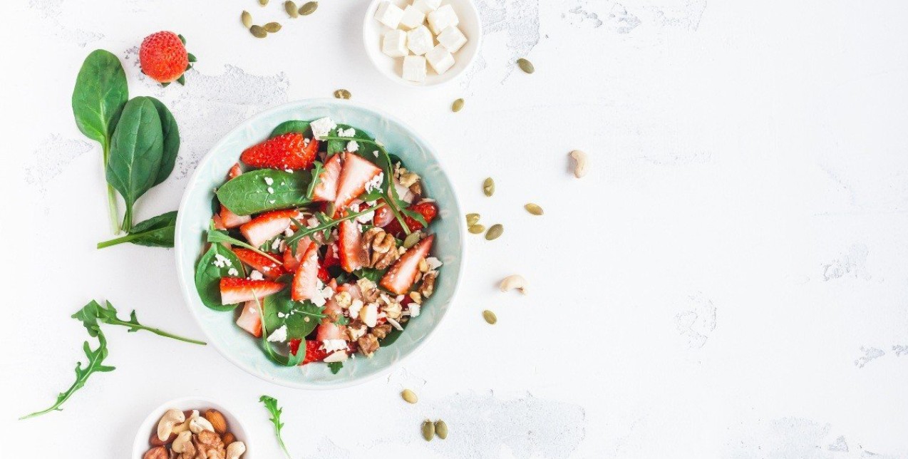 4 πεντανόστιμες σαλάτες με καλοκαιρινά φρούτα ιδανικές για βραδινό 