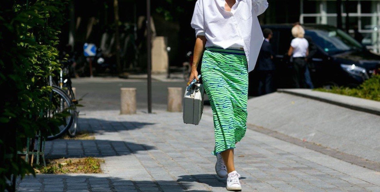 All white: Τα λευκά sneakers που ταιριάζουν μοναδικά σε όλα τα καλοκαιρινά σας outfits 