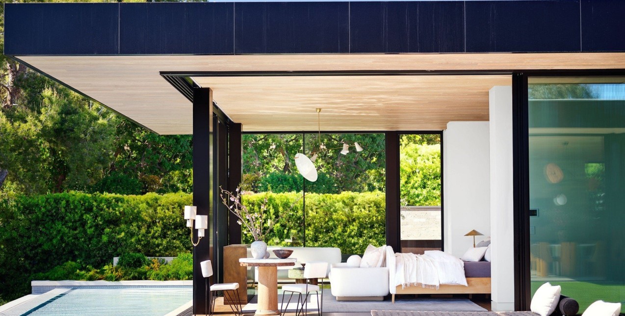 Μια ονειρική κατοικία γίνεται «ένα» με το καλοκαιρινό σκηνικό του Los Angeles παραδίδοντας μαθήματα design