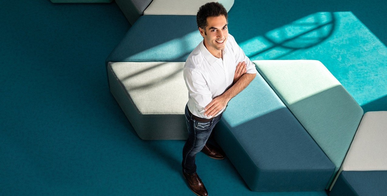 Γιάννης Ασσαέλ: Ο Θεσσαλονικιός επιστήμονας που φιγουράρει στη λίστα του Forbes ξεδιπλώνει τη χαρισματική προσωπικότητά του 