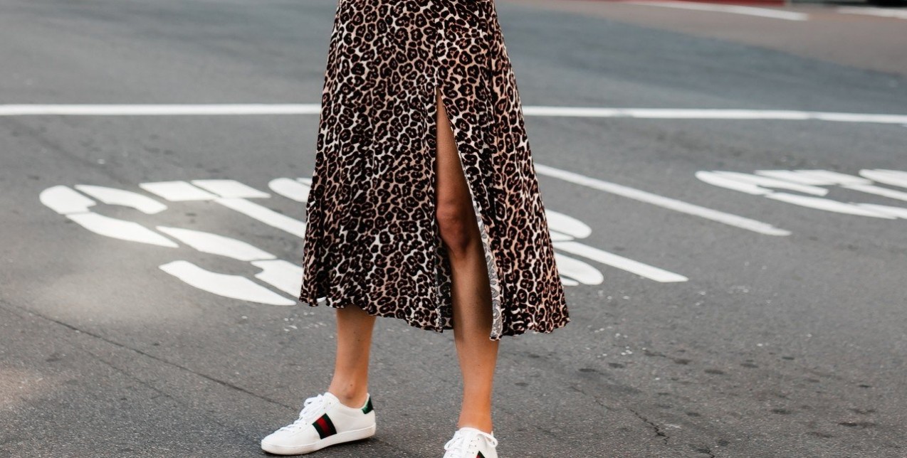 Dress & Sneakers: Oι πιο fashionable συνδυασμοί για επιτυχημένες εμφανίσεις