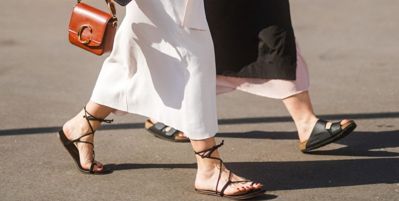 Τα 14 summer flats που δεν έχουν να ζηλέψουν τίποτα από τα ψηλοτάκουνα 
