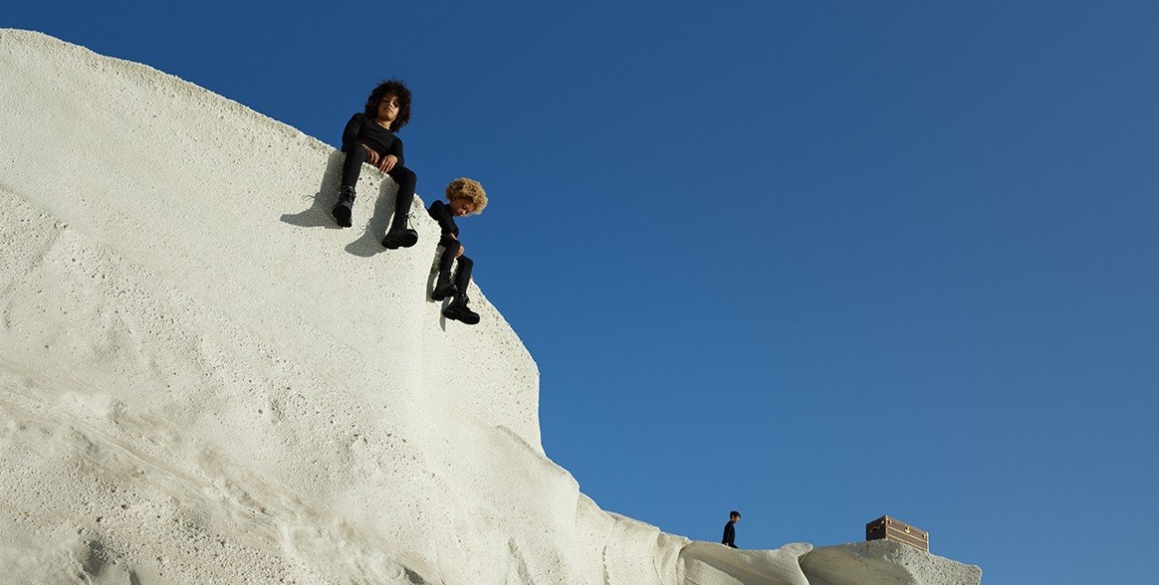 Η νέα καμπάνια του οίκου Louis Vuitton είναι ένα προσωπικό, συναισθηματικό ταξίδι με φόντο τις ομορφιές της Ελλάδας