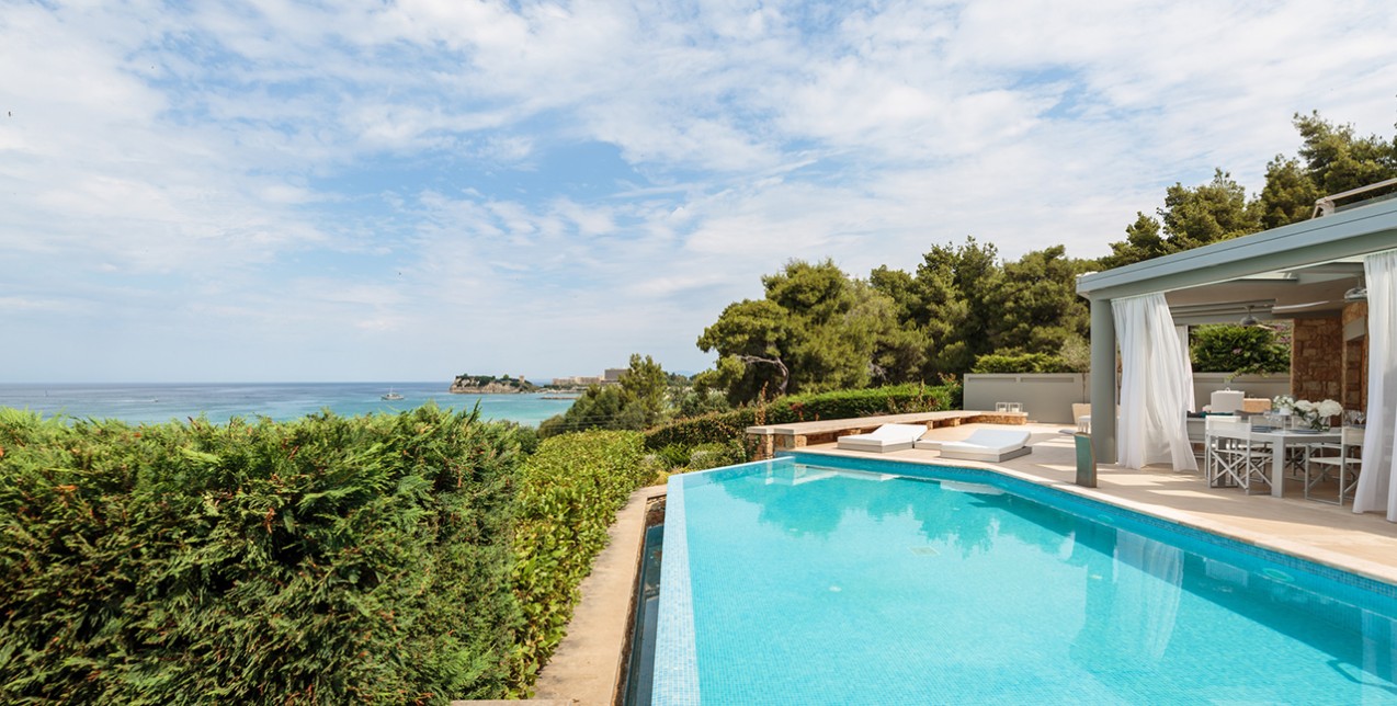 Μια αριστοτεχνικά δομημένη κατοικία που βρίσκεται μια «ανάσα» από τη θάλασσα με μαγευτική θέα στον λόφο της Σάνης