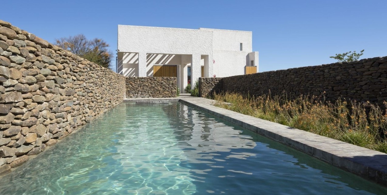 Μια εντυπωσιακή κατοικία που συνδυάζει το μινιμαλιστικό design με τα χρώματα του καλοκαιριού