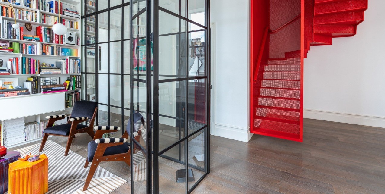 Floating red residence: Μια σύγχρονη κατοικία στο Λονδίνο που εντυπωσιάζει με τις statement λεπτομέρειες 