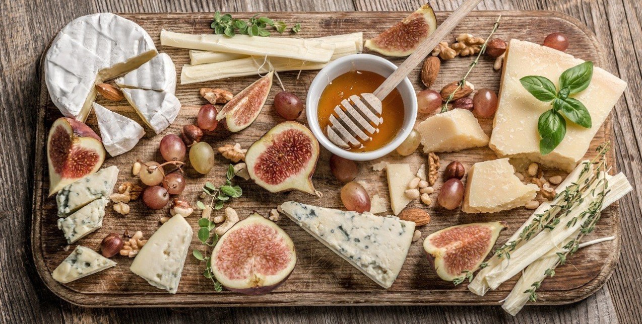 Cheese Lovers: Tα πιο light & υγιεινά τυριά που μπορείτε να έχετε πάντα στο ψυγείο σας