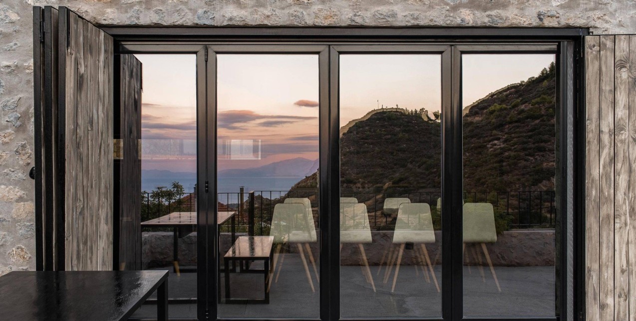 Rural House: Mια κατοικία στην Πελοπόννησο που αναδεικνύει άψογα τα φυσικά υλικά της περιοχής