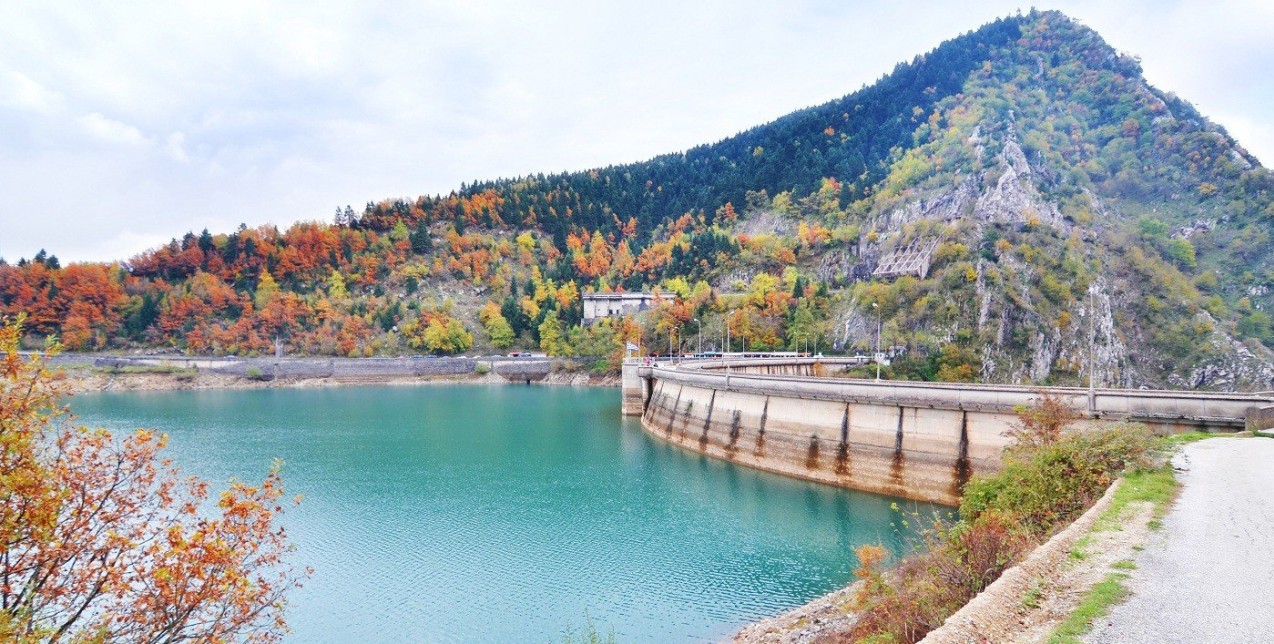 Πανέμορφες λίμνες στην Ελλάδα που μετατρέπονται στο απόλυτο fall καταφύγιο