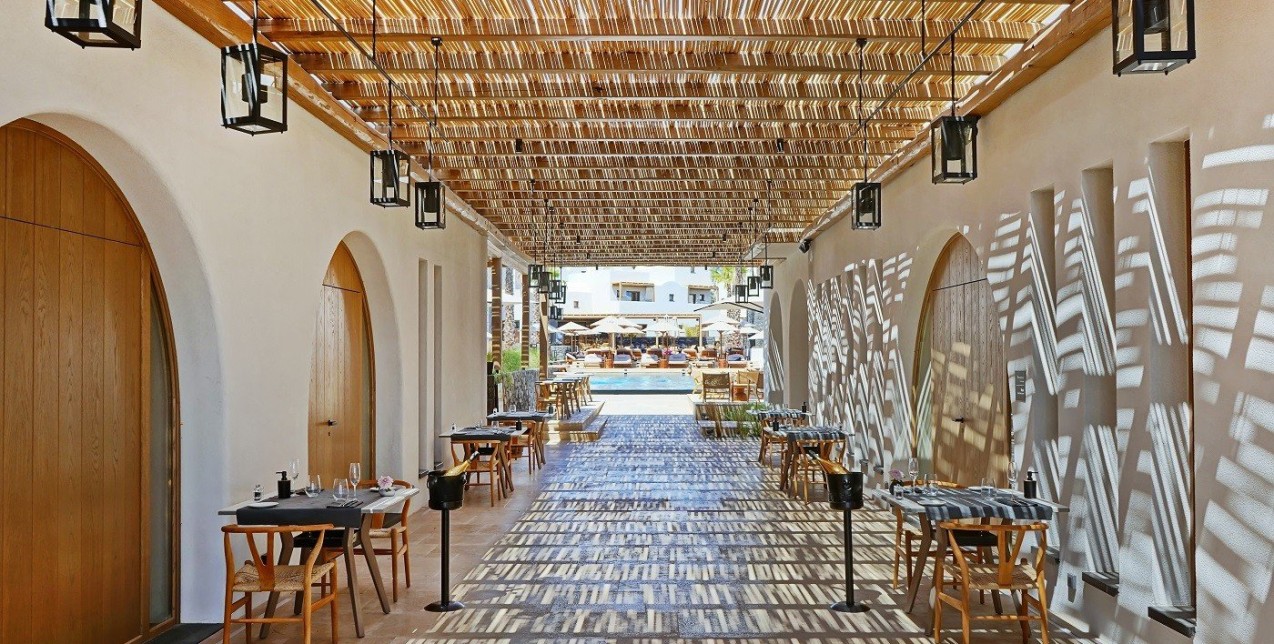 Το νέο, πολυτελές resort που προσφέρει μια ολιστική εμπειρία διαμονής στην ονειρική Σαντορίνη