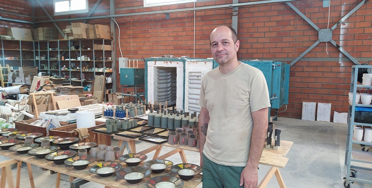 Ο Γιώργος Βαβάτσης μιλάει για την κεραμική τέχνη και τη νέα σειρά που σχεδίασε με πηγή έμπνευσης την έκθεση του Ivan Kliun στο MOMus  