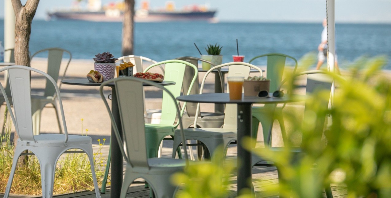 Η βόλτα στη Νέα Παραλία αποκτά νέα διάσταση με το The Glass Box Project, συνδυάζοντας απίστευτη θέα με απίθανες γεύσεις