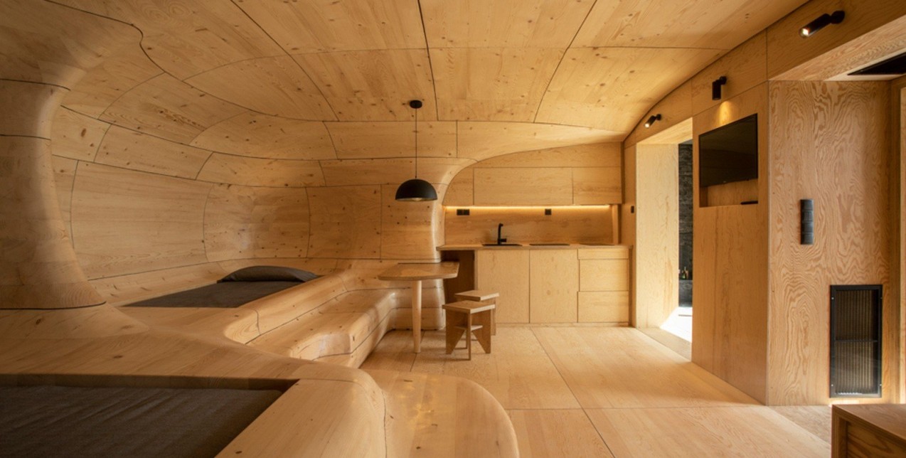 Μια εντυπωσιακή σουίτα που θυμίζει σπηλιά σε ένα mountain resort στη Νότια Ελλάδα 