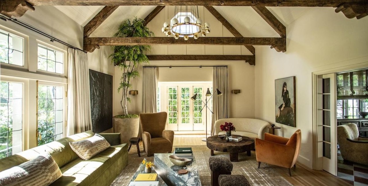 Μια κατοικία στο Los Angeles που «υποκλίνεται» στη rustic αισθητική μέσα από το design της