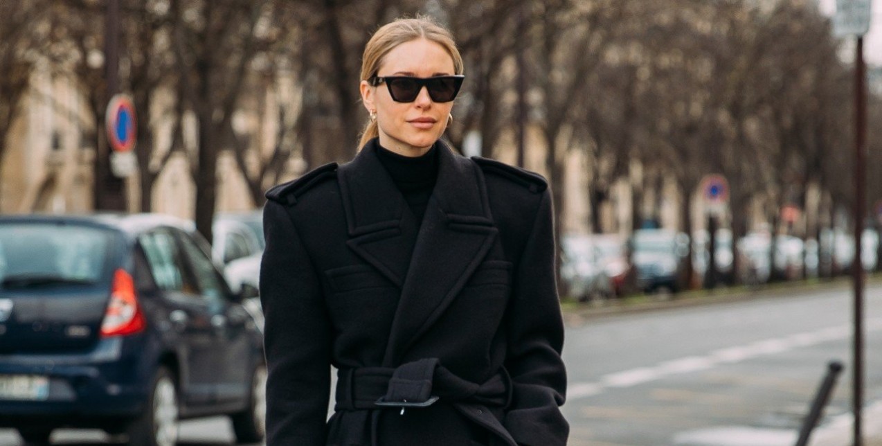 Black is the new black: 14 μαύρα παλτό για όλες τις γυναίκες