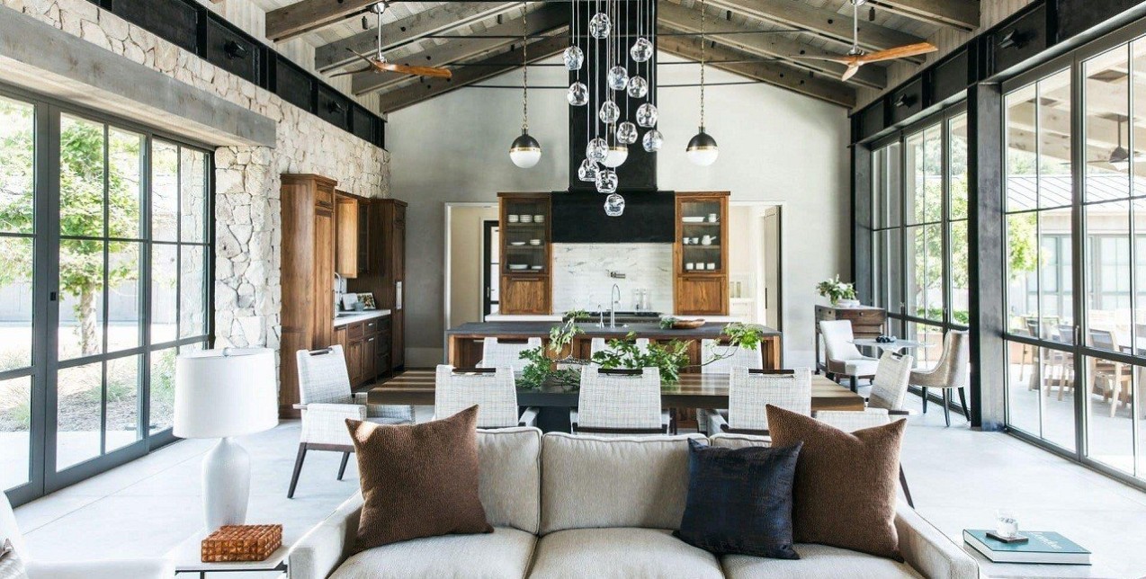 Μια απίθανη κατοικία στην California αναδεικνύει τους bold τόνους στη διακόσμηση