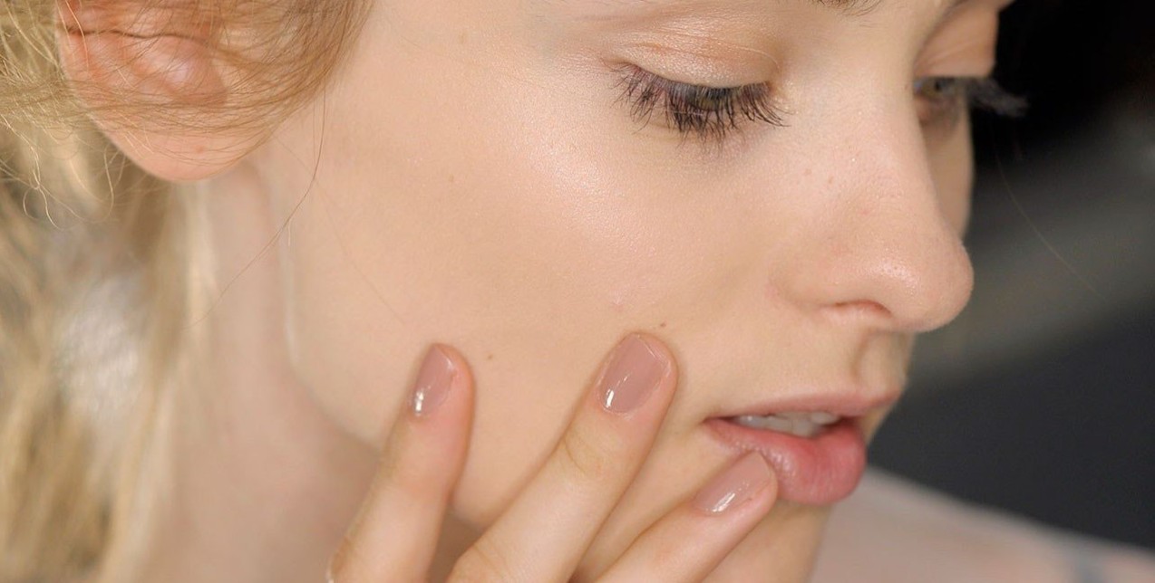 Τα nail trends του Οκτωβρίου έχουν λάμψη και ουδέτερα χρώματα 