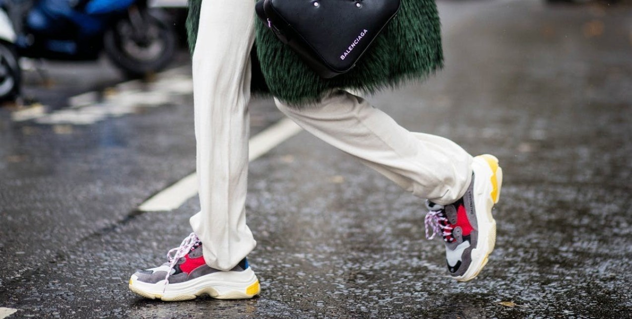 Casual & Chic: Δημιουργήστε τα πιο μοντέρνα looks της σεζόν με τα sneakers 