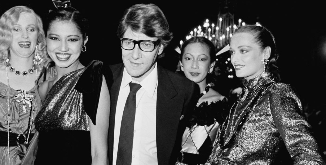 Yves Saint Laurent: Ο πασίγνωστος οίκος γιορτάζει τα 60 του χρόνια και το Παρίσι κινείται στους ρυθμούς του