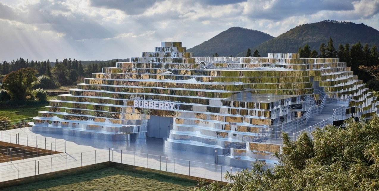Η Burberry μεταμορφώνει το Jeju Island της Νότιας Κορέας με ένα mirrored installation βγαλμένο από το μέλλον