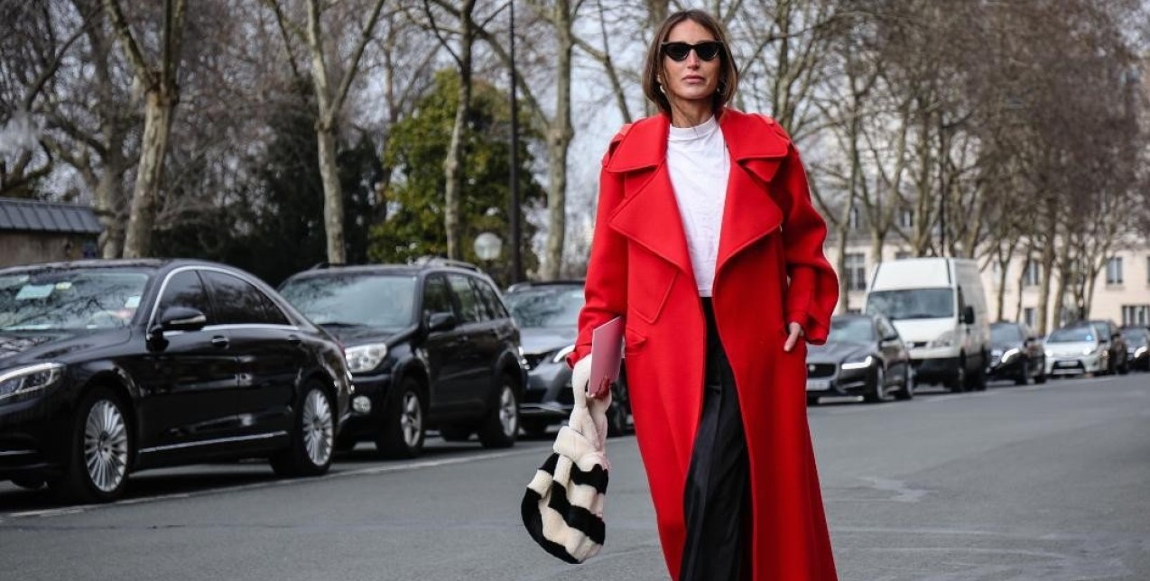 Your Coat is on Fire: 4 looks με το πιο statement κομμάτι 