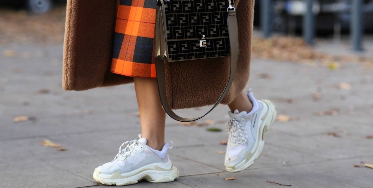 White sneakers: Ποιος είναι ο αγαπημένος σας τρόπος για να τα φορέσετε; 