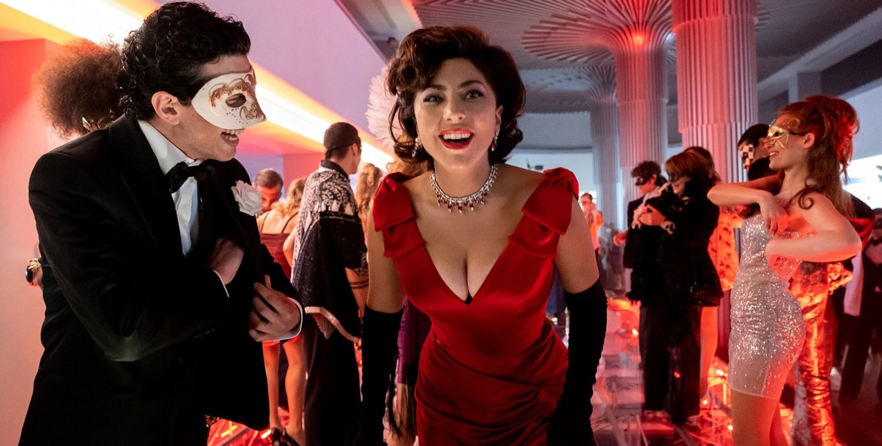 Οι επίκαιρες σειρές & ταινίες που επαναφέρουν τα fashion trends του παρελθόντος