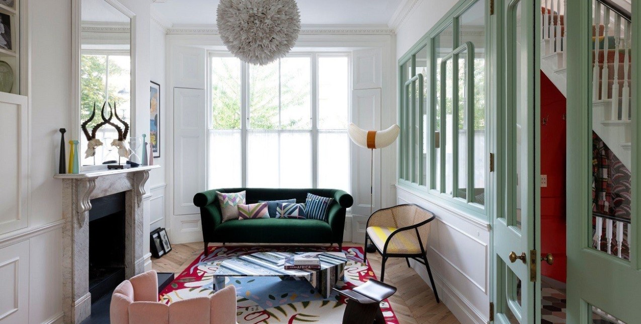 Μια κατοικία που συνδυάζει τον chic χαρακτήρα με τα έντονα χρώματα