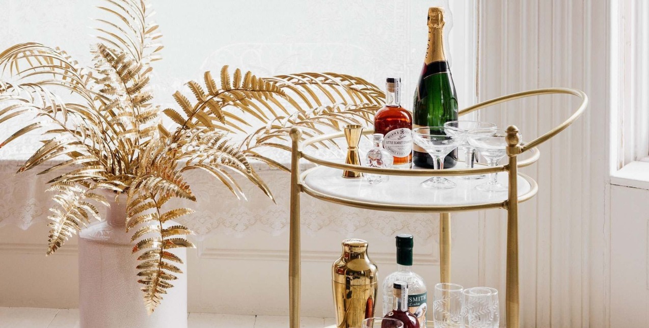 Sparkling nights: Το ποτά που δεν πρέπει να λείπουν από το at home mini bar σας