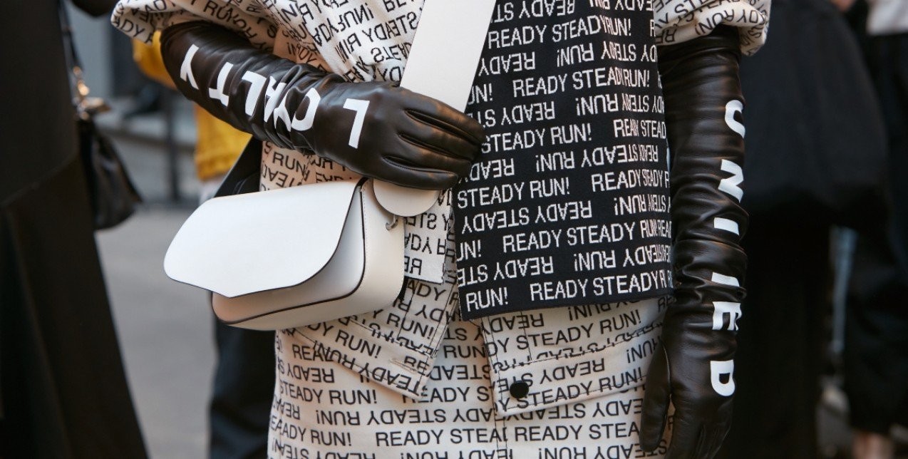 Opera gloves: Πώς θα εντάξετε το statement αξεσουάρ του χειμώνα στις καθημερινές σας εμφανίσεις